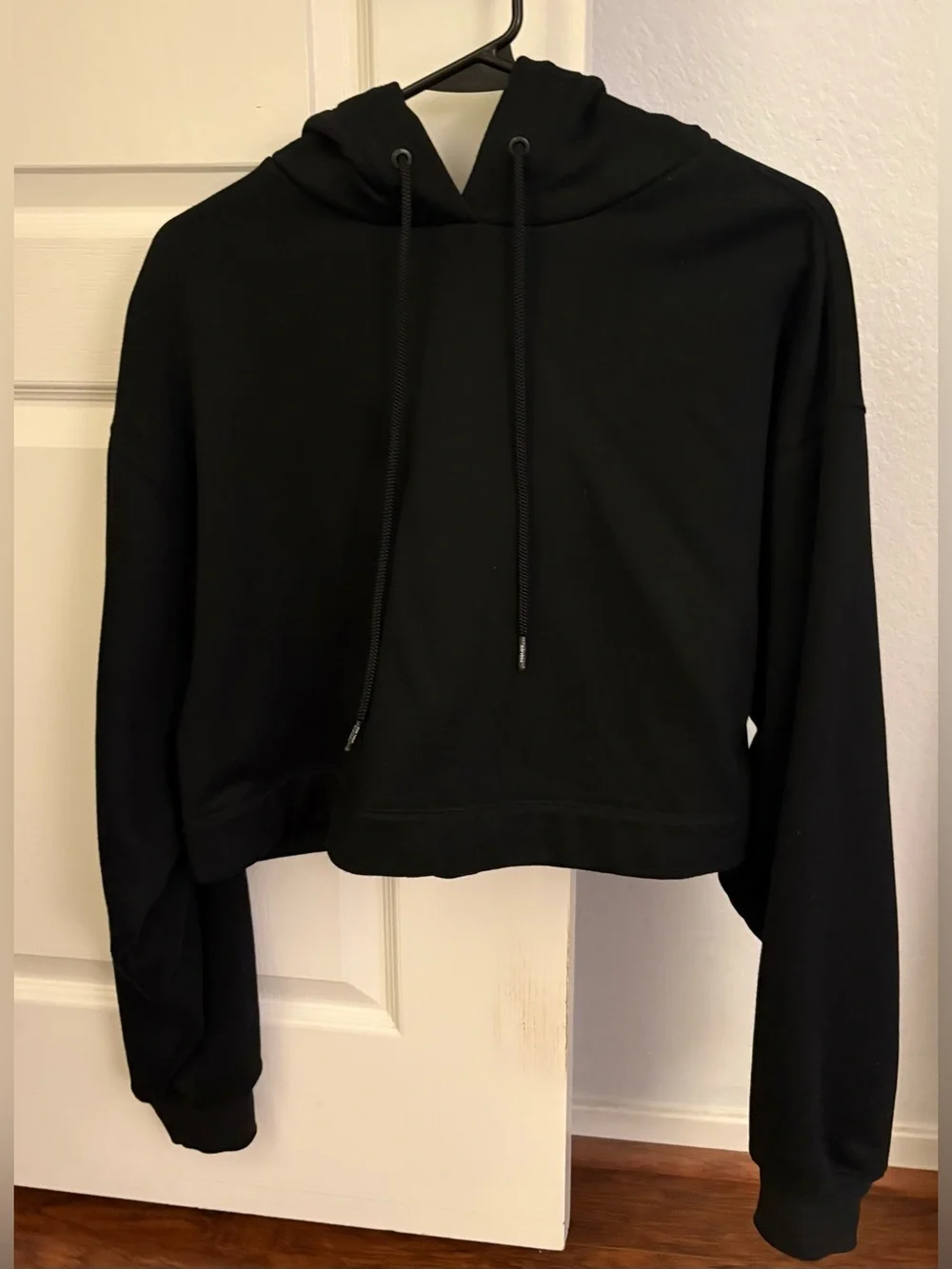 ALO Yoga Cropped Hoodie in Black